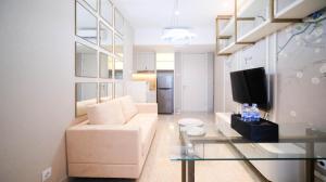 Enchanting and Beautiful 2BR Apartment at Supermall Mansion Benson Tower By Travelio