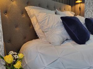 B&B / Chambres d'hotes Chambres d-hotes de charme au Chateau avec jardin et petit-dejeuner inclus - FR-1-591-689 : photos des chambres
