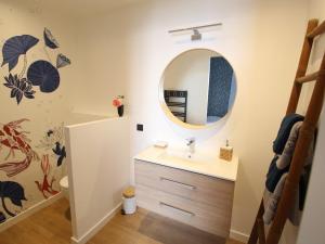 B&B / Chambres d'hotes Chambre Madeleine avec 2 lits simples et table d-hotes - FR-1-590-468 : photos des chambres