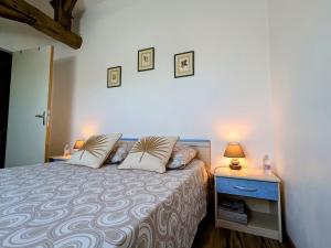 B&B / Chambres d'hotes Chambre cosy avec coin salon et petit-dejeuner inclus - FR-1-591-687 : photos des chambres