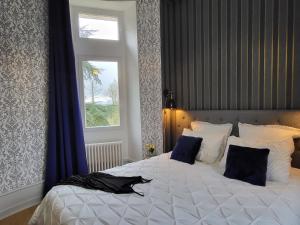B&B / Chambres d'hotes Sejour de Charme au Chateau avec Petit-Dejeuner et Parking - FR-1-591-705 : photos des chambres