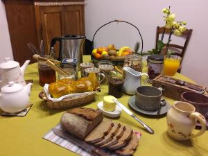 B&B / Chambres d'hotes Maison de campagne paisible avec terrasse et animaux admis - FR-1-582-505 : photos des chambres