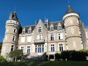 B&B / Chambres d'hotes Sejour de Charme au Chateau avec Petit-Dejeuner et Parking - FR-1-591-705 : photos des chambres