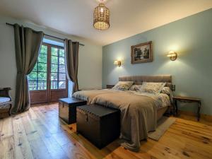 Séjournez en Ferme avec Piscine, Tennis, Chevaux et Parking Sécurisé - FR-1-582-518