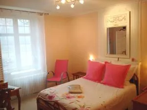 Chambre lumineuse avec espaces communs et court de tennis à Aydoilles - FR-1-589-713 - La Baffe