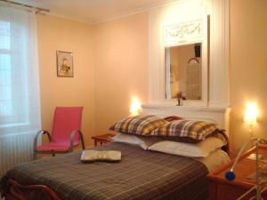 B&B / Chambres d'hotes Chambre lumineuse avec espaces communs et court de tennis a Aydoilles - FR-1-589-713 : photos des chambres