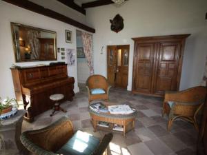 B&B / Chambres d'hotes Chambre lumineuse avec espaces communs et court de tennis a Aydoilles - FR-1-589-713 : photos des chambres