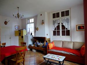 B&B / Chambres d'hotes Chambre familiale avec Wi-Fi inclus, petit-dejeuner et espace convivial - FR-1-590-473 : photos des chambres