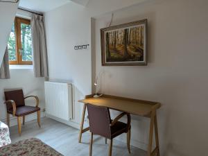 B&B / Chambres d'hotes Chambre familiale avec Wi-Fi inclus, petit-dejeuner et espace convivial - FR-1-590-473 : photos des chambres