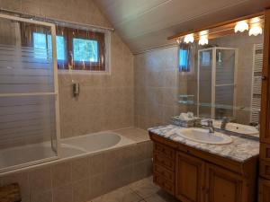 B&B / Chambres d'hotes Chambre d-hotes -Perle- avec WiFi, TV, petit-dejeuner inclus - FR-1-590-508 : photos des chambres