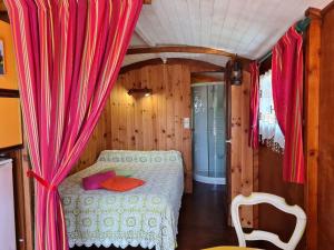 B&B / Chambres d'hotes Roulotte Esmeralda: Sejour insolite au coeur de la nature, climatisee, parking prive, pret de velos - FR-1-590-502 : photos des chambres