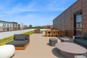 CozySuites Mass with parking lounge & roof deck #22