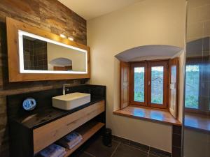 B&B / Chambres d'hotes Suite spacieuse avec bien-etre, parking, wifi, a Saint-Privat-d-Allier - FR-1-582-491 : photos des chambres