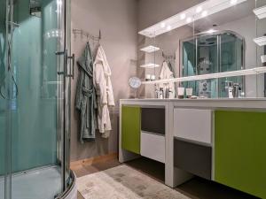 Séjournez en Ferme avec Piscine, Tennis, Chevaux et Parking Sécurisé - FR-1-582-518