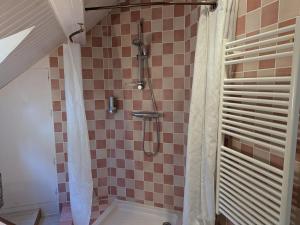 Chambre familiale avec Wi-Fi inclus, petit-déjeuner et espace convivial - FR-1-590-473