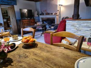 B&B / Chambres d'hotes Chambre cosy avec coin salon et petit-dejeuner inclus - FR-1-591-687 : photos des chambres
