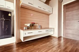 Treasure Condo cooking,swimming