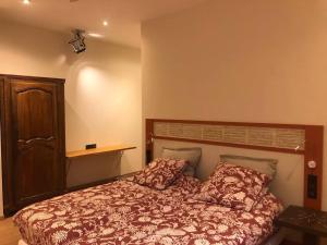 B&B / Chambres d'hotes Chambre Amedee PMR chic avec Wi-Fi et petit dejeuner inclus - FR-1-590-479 : photos des chambres