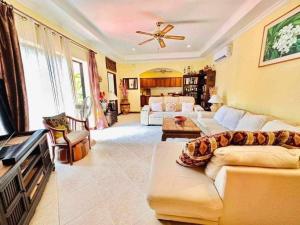 Luxury 205sqm Pool Villa in Central Location 5min to Beach & Walking Street