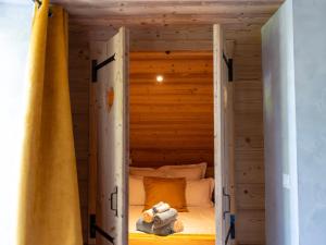 B&B / Chambres d'hotes Chambre Gentiane - 2 Lits Doubles & Sauna, Ideale Famille - FR-1-589-747 : photos des chambres