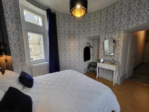 B&B / Chambres d'hotes Sejour de Charme au Chateau avec Petit-Dejeuner et Parking - FR-1-591-705 : photos des chambres