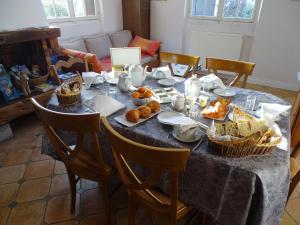 B&B / Chambres d'hotes Chambre familiale avec Wi-Fi inclus, petit-dejeuner et espace convivial - FR-1-590-473 : photos des chambres