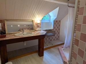 B&B / Chambres d'hotes Chambre familiale avec Wi-Fi inclus, petit-dejeuner et espace convivial - FR-1-590-473 : photos des chambres