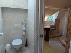 B&B / Chambres d'hotes Chambre familiale avec Wi-Fi inclus, petit-dejeuner et espace convivial - FR-1-590-473 : photos des chambres