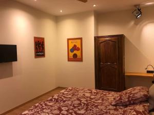 B&B / Chambres d'hotes Chambre Amedee PMR chic avec Wi-Fi et petit dejeuner inclus - FR-1-590-479 : photos des chambres