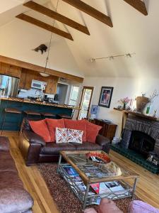 Creekside Craftsman Cabin with Jacuzzi - Alpine Splendor 6 Mins to downtown