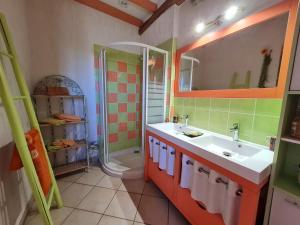 B&B / Chambres d'hotes Chambre cosy a la ferme avec terrasse, parking et cuisine d-ete - FR-1-590-476 : photos des chambres