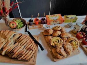 B&B / Chambres d'hotes Sejour de Charme au Chateau avec Petit-Dejeuner et Parking - FR-1-591-705 : photos des chambres
