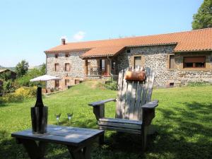 B&B / Chambres d'hotes Suite spacieuse avec bien-etre, parking, wifi, a Saint-Privat-d-Allier - FR-1-582-491 : photos des chambres