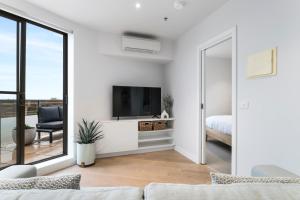 Stylish and Modern with Large Balcony, WiFi and Parking