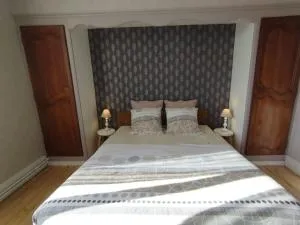 Chambre "Rose" dans Maison de Maître avec Parking et Recharge Véhicule - Le Blanc - FR-1-591-675 - Chalais