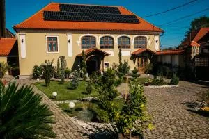 Rácz Kúria - Apaţa