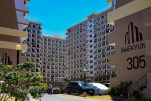 Saekyung Condo with Balcony and Pool Near Mactan Airport