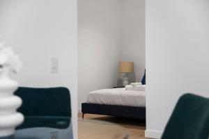 Modern and Stylish Apt In Best Location w Pool and Gym