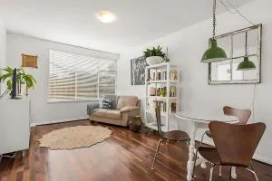 Modern City-Fringe Apartment in New Town - Risdon