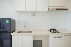 Fully Furnished with Modern Design 2BR at Sky House BSD Apartment By Travelio