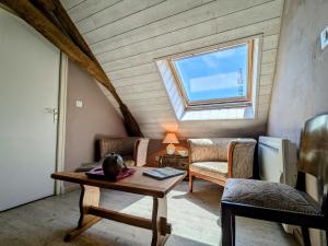 B&B / Chambres d'hotes Chambre cosy avec coin salon et petit-dejeuner inclus - FR-1-591-687 : photos des chambres