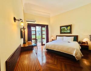 Phòng Đôi Hoặc Hai Giường Đơn Loại Sang Hướng Bể Bơi (Deluxe Pool View Double or Twin Room)