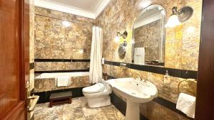 Phòng Đôi Hoặc Hai Giường Đơn Loại Sang Hướng Bể Bơi (Deluxe Pool View Double or Twin Room)