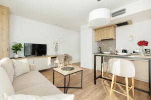 Jantaris Apartments near Beach with Fitness by Noclegi Renters