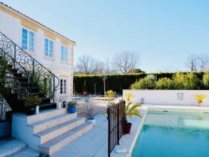 La villa du Bau Reddoun ,piscine ,jardin , jolie vue sur Callian, calme et serenite