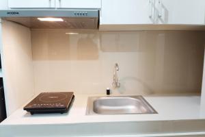 Homey and Tidy Studio Apartment at Vida View Makassar By Travelio