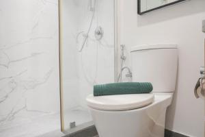 Comfort 1BR at CityLofts Sudirman Apartment By Travelio