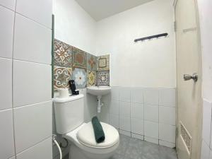 Scandinavian Studio Room at Grand Asia Afrika Apartment By Travelio