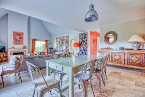 Maisons de vacances La Rocherie - Charmante maison avec piscine privee : photos des chambres