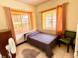 3 Bed House - Sleeps 6 - Garden - Parking - Wifi